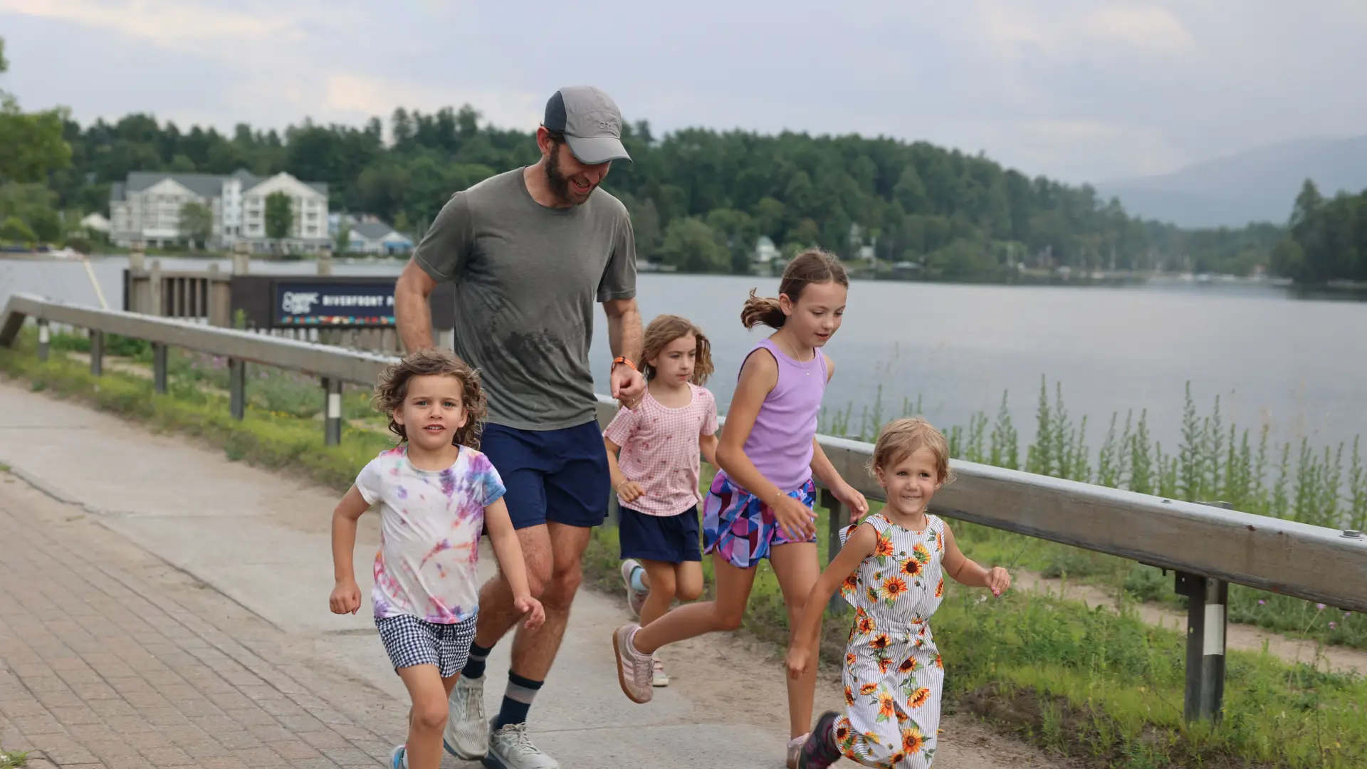 family and children running