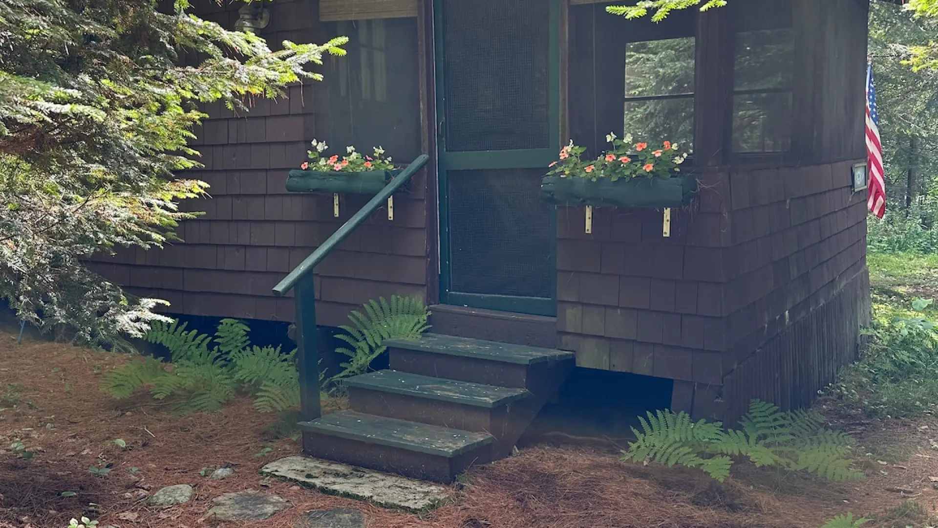 Exterior view of the entry to Rockledge Cabins & Retreats 