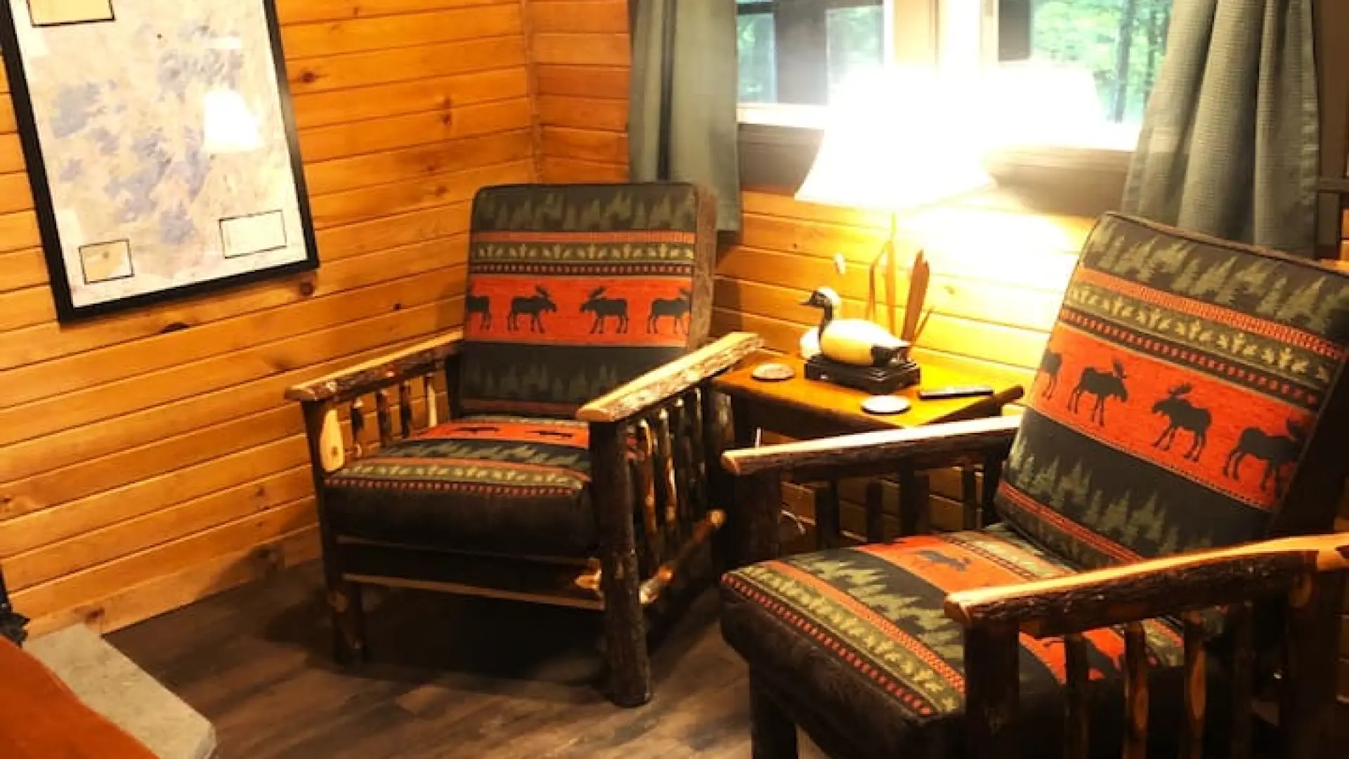 The living space with two rustic armchairs at Rockledge Cabins & Retreats 