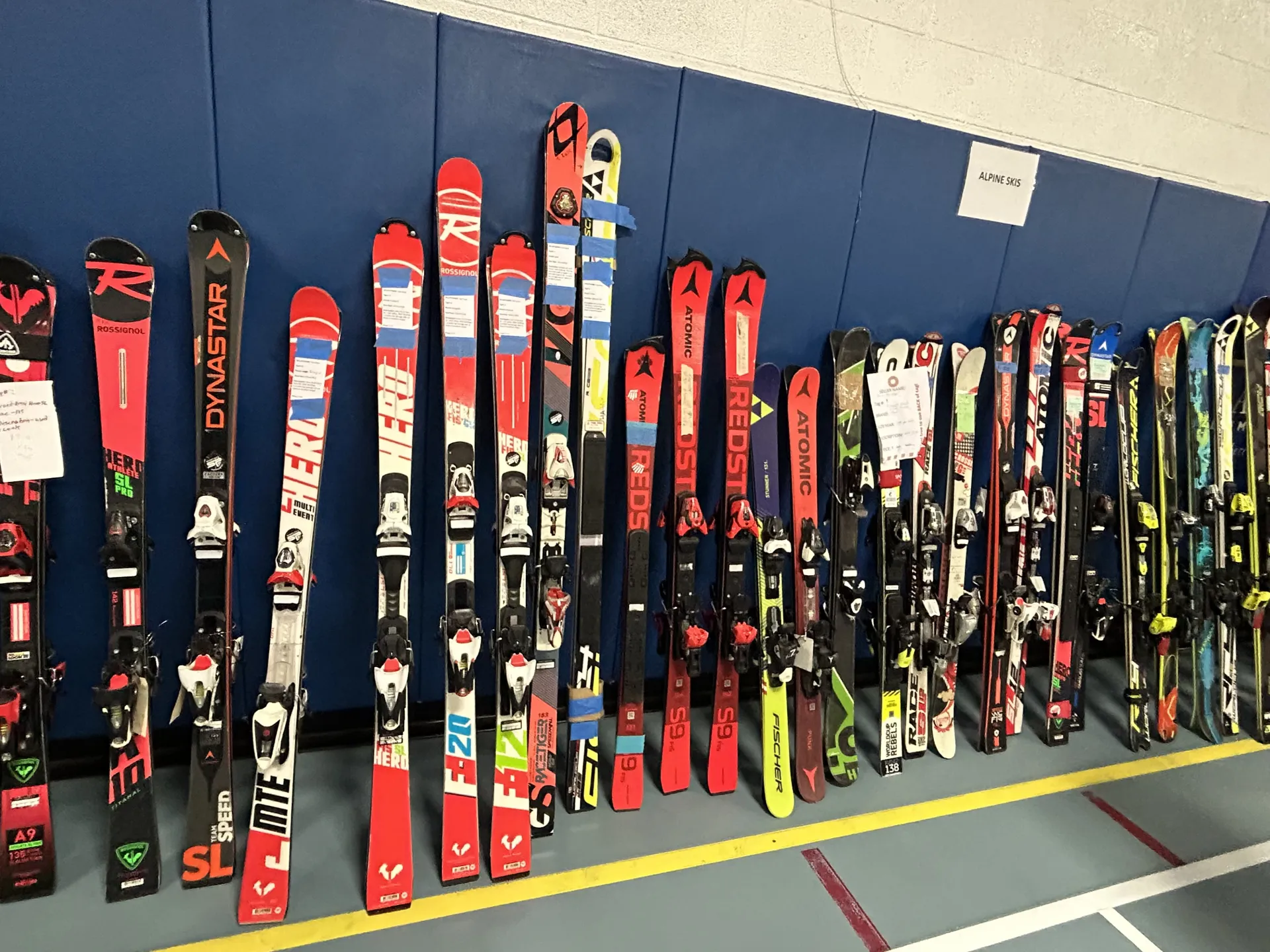 skis