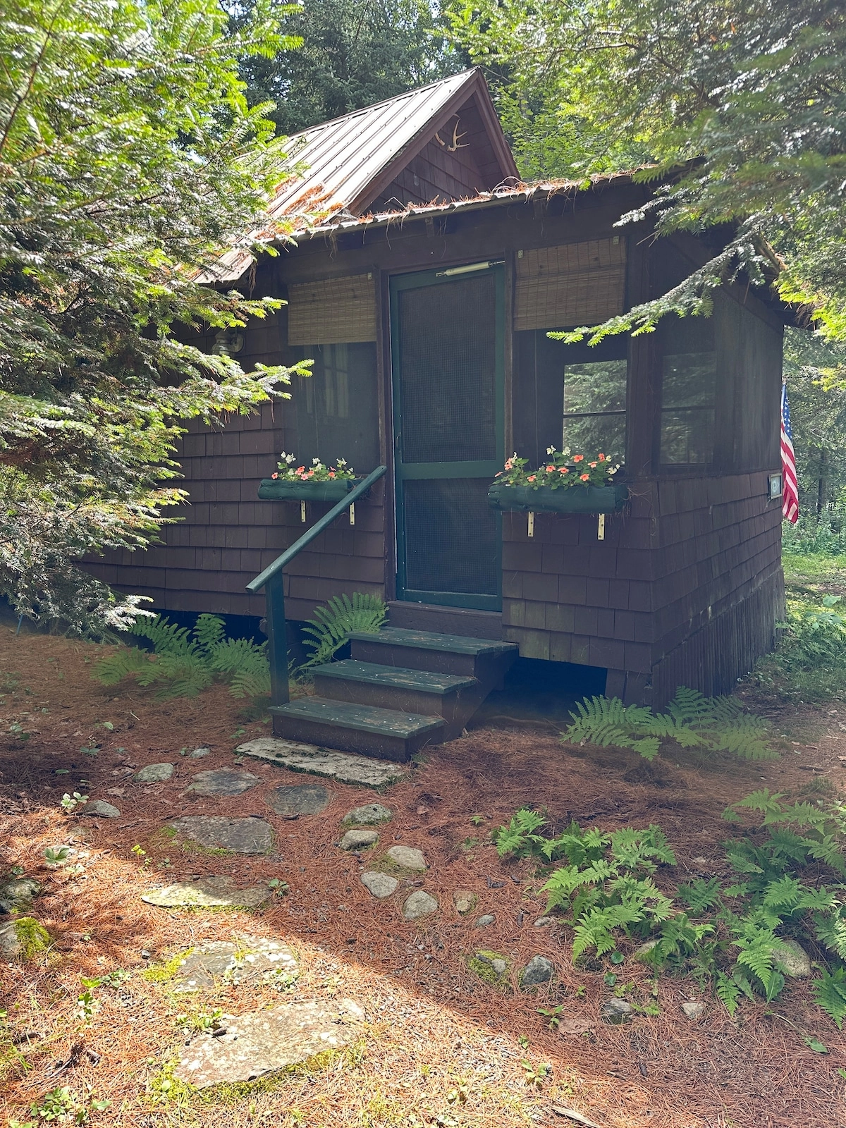 Exterior view of the entry to Rockledge Cabins & Retreats 