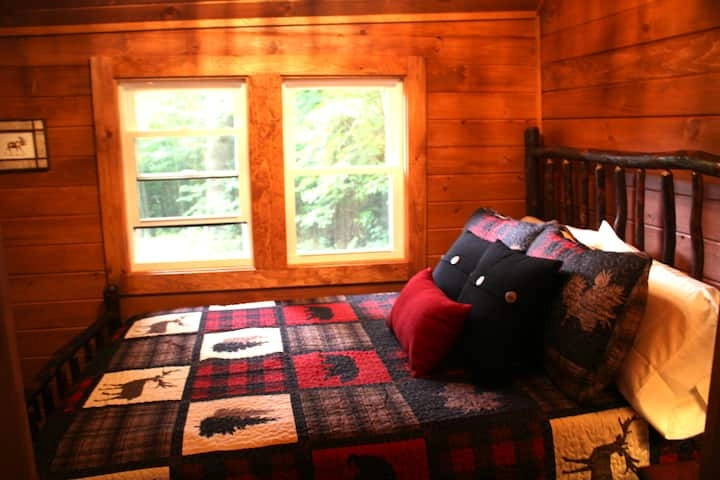 Overlooking the trees from the bed at Rockledge Cabins & Retreats 