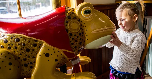 A frog ride on the carousel.
