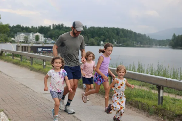 family and children running