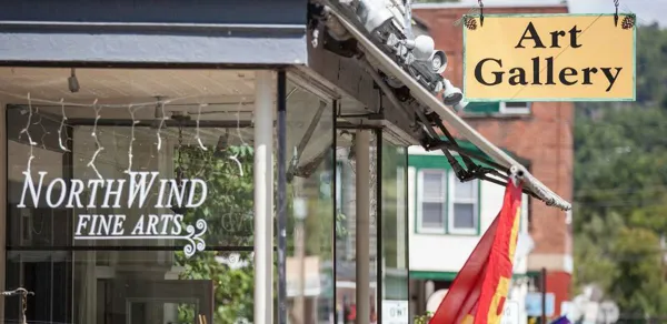 The street signage stating NorthWind Fine Arts & Gallery.