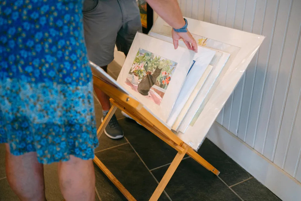 Browsing art prints.